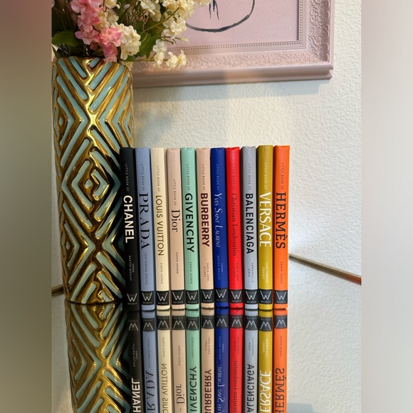 The Story of the Iconic Fashion House (Little Books of Fashion 9) one book only - Picture 5 of 5